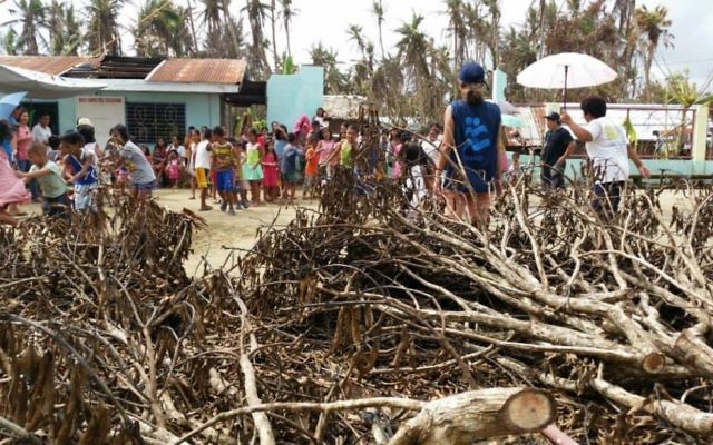 Les enfants et les volontaires d'IsraAID après le typhon Hagupit le 22 décembre 2014 (Crédit : Autorisation IsraAID) Les enfants et les volontaires d'IsraAID après le typhon Hagupit le 22 décembre 2014 (Crédit : Autorisation IsraAID)