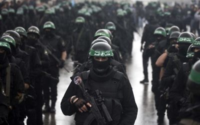 Les membres de la brigade Al-Qassam, participant au défilé marquant les 27ème de la création du mouvement islamiste le 14 décembre à Gaza (Crédit : AFP/Mahmud Hams) Les membres de la brigade Al-Qassam, participant au défilé marquant les 27ème de la création du mouvement islamiste le 14 décembre à Gaza (Crédit : AFP/Mahmud Hams)