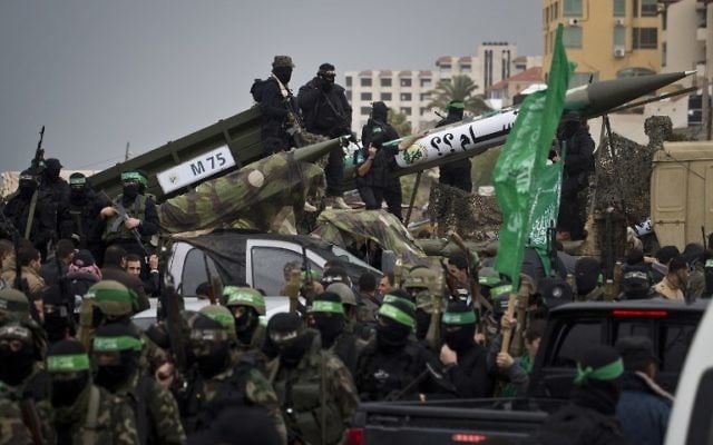 La branche armée du Hamas, les brigades Ezzedine al-Qassam, lors d'un défilé le 14 décembre 2014. (Crédit : Mahmud Hams/AFP)
