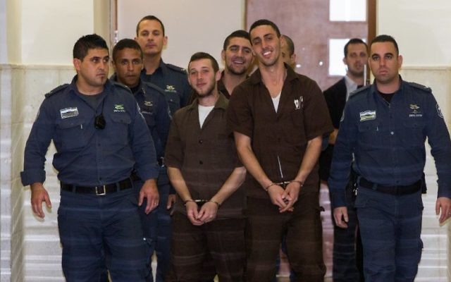 Les trois membres de Lehava suspectés d'avoir mis le feu à l'école bilingue lors de leur audience devant la cour de district de Jérusalem le 15 décembre 2014 (Crédit : Yonathan SindelFlash90) Les trois membres de Lehava suspectés d'avoir mis le feu à l'école bilingue lors de leur audience devant la cour de district de Jérusalem le 15 décembre 2014 (Crédit : Yonathan SindelFlash90)