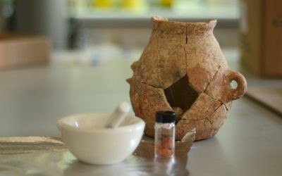 L'un des pots en terre reconstruits à partir des tessons retrouvés près d'Ein Zippori en Basse Galilée (Crédit : Autorisation de l'Autorité israélienne des Antiquités)
