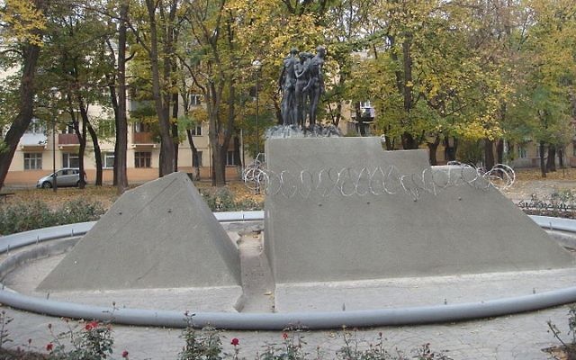 Monument de commémoration pour les victimes de l'Holocauste d'Odessa en Ukraine (Crédit : HOBOPOCC/Wikimedia Commons/File) Monument de commémoration pour les victimes de l'Holocauste d'Odessa en Ukraine (Crédit : HOBOPOCC/Wikimedia Commons/File)