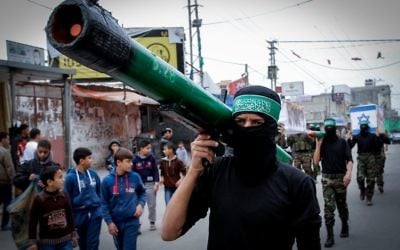 Un homme masqué du Hamas portant une fausse roquette (Crédit : Abed Rahim Khatib/Flash90) Un homme masqué du Hamas portant une fausse roquette (Crédit : Abed Rahim Khatib/Flash90)
