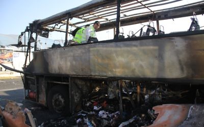 Une équipe examine les restes du bus bombardé supposément par le Hezbollah en juillet 2012 (Crédit : Dano Monkotovic/Flash90/JTA)