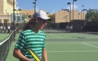 Yshai Oliel remporte les jeux junior Orange Bowl à Coral Gables, en Floride, le 23 décembre 2014 (Crédit : Youtube capture d'écran)