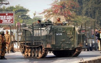 Des soldats pakistanais prennent position dans un véhicule blindé à proximité du site d'une attaque par des hommes armés talibans contre une école à Peshawar le 16 décembre, 2014. (Crédit : AFP / A MAJEED)