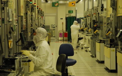 Des salariés d'Intel travaillant à l'usine de Kiryat Gat  (Crédit : autorisation)