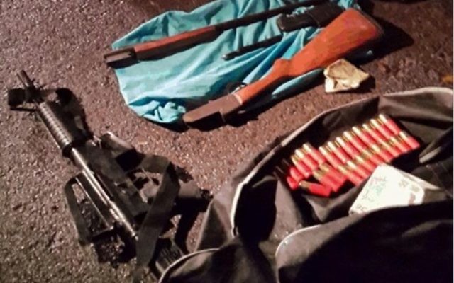 Armes découvertes par une équipe composée du Shin Bet, de la police, et de l'armée en octobre et en novembre 2014. Elles allaient servir à une cellule de Cisjordanie pour commettre une attaque à Tel Aviv (Crédit : Shin Bet)