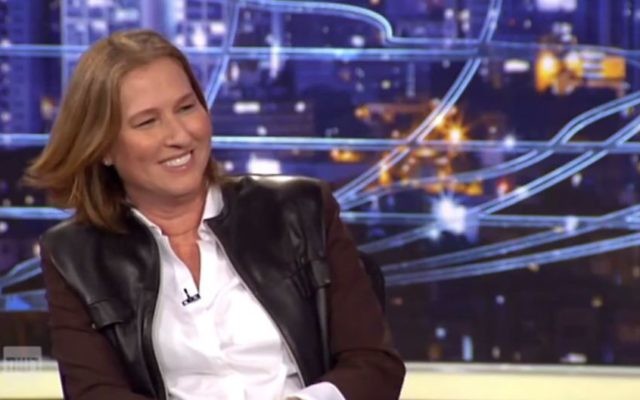 Tzipi Livni à l'émission satirique du samedi soir le 13 décembre 2014 (Capture d'écran : Deuxième chaîne/YouTube) Tzipi Livni à l'émission satirique du samedi soir le 13 décembre 2014 (Capture d'écran : Deuxième chaîne/YouTube)