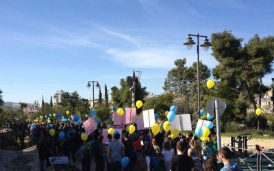Marche pour une coexistence après l'incendie criminel de l'école judéo-arabe à Jérusalem (Crédit : Jessica Steinberg / Times of Israël)