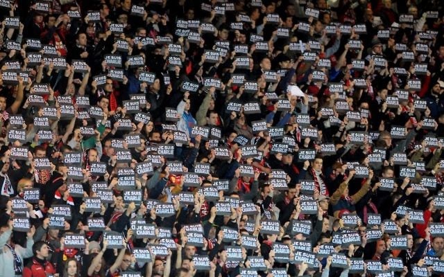 Des supporters à un match de rugby brandissent une pancarte "jesuischarlie" (Crédit : AFP) Des supporters à un match de rugby brandissent une pancarte "jesuischarlie" (Crédit : AFP)