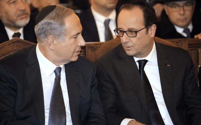 Le président français François Hollande et le Premier ministre Benjamin Netanyahu à la Grande synagogue de Paris, le 11 janvier 2015. (Crédit : MATTHIEU ALEXANDRE / POOL / AFP)