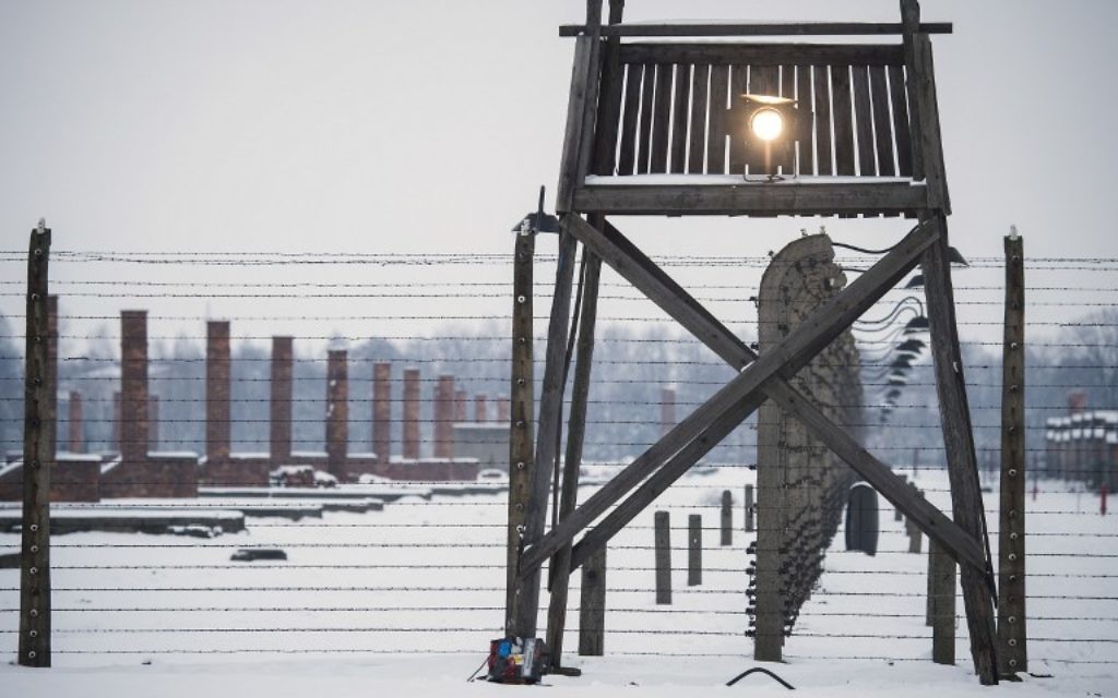 Les élèves ont planché autour du thème de "la négation de l’Homme dans l’univers concentrationnaire nazi". Ici, un mirador le long d'une clôture de barbelés sur le site du mémorial de l'ancien camp de concentration d'Auschwitz-Birkenau, à la veille du 70e anniversaire de la libération du camp d'extermination nazi à Oswiecim, le 26 janvier 2015. (Crédit : Odd Andersen/AFP)