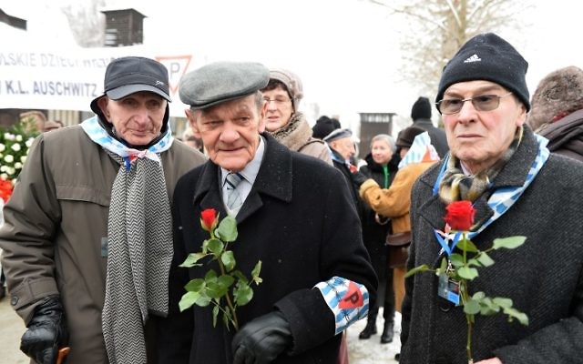 Des survivants d'Auschwitz arrivent pour assister aux cérémonies pour marquer le 70e anniversaire de la libération du camp d'extermination nazi le 27 janvier 2015 au mémorial d'Auschwitz-Birkenau à Oswiecim, Pologne. (Crédit : AFP PHOTO / JANEK SKARZYNSKI) Des survivants d'Auschwitz arrivent pour assister aux cérémonies pour marquer le 70e anniversaire de la libération du camp d'extermination nazi le 27 janvier 2015 au mémorial d'Auschwitz-Birkenau à Oswiecim, Pologne. (Crédit : AFP PHOTO / JANEK SKARZYNSKI)