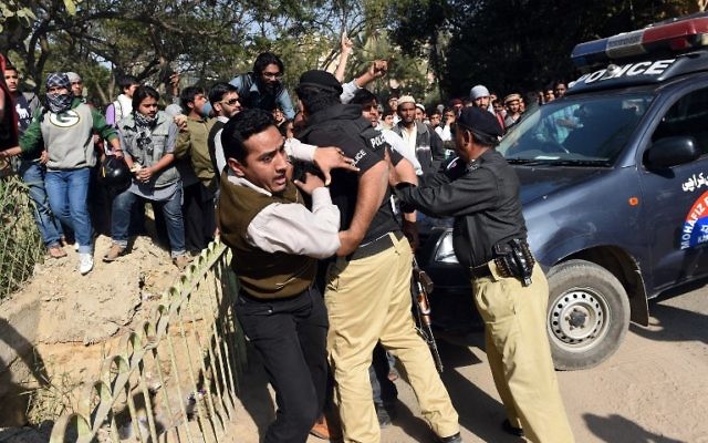 La police pakistanaise tentant d'empêcher les manifestant d'atteindre le consulat français à Karachi le 16 janvier 2015 (Crédit : ASIF HASSAN / AFP) La police pakistanaise tentant d'empêcher les manifestant d'atteindre le consulat français à Karachi le 16 janvier 2015 (Crédit : ASIF HASSAN / AFP)