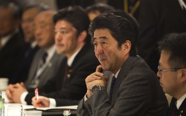 Shinzo Abe à une réunion avec des diplomates israéliens à Jérusalem (Crédit : RONEN ZVULUN / POOL / AFP) Shinzo Abe à une réunion avec des diplomates israéliens à Jérusalem (Crédit : RONEN ZVULUN / POOL / AFP)
