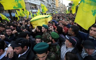 Des milliers de partisans du Hezbollah participent aux funérailles de l'un des six combattants du groupe terroriste chiite libanais tués dans un raid aérien israélien le 19 janvier 2015 (Crédit : AFP) Des milliers de partisans du Hezbollah participent aux funérailles de l'un des six combattants du groupe terroriste chiite libanais tués dans un raid aérien israélien le 19 janvier 2015 (Crédit : AFP)