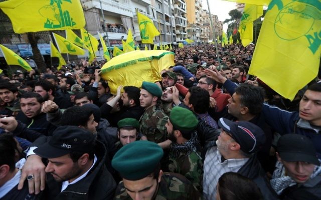 Des milliers de partisans du Hezbollah participent aux funérailles de l'un des six combattants du groupe terroriste chiite libanais tués dans un raid aérien israélien le 19 janvier 2015 (Crédit : AFP) Des milliers de partisans du Hezbollah participent aux funérailles de l'un des six combattants du groupe terroriste chiite libanais tués dans un raid aérien israélien le 19 janvier 2015 (Crédit : AFP)