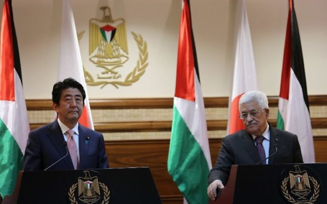 Shinzo Abe et Mahmoud Abbas - 20 janvier 2015 (Crédit : ABBAS MOMANI / AFP)