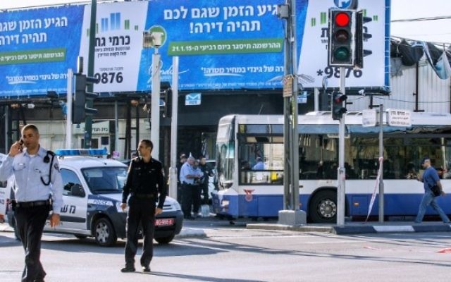Des policiers israéliens se tiennent sur les lieux d'une attaque contre un bus de Tel Aviv le 21 Janvier, 2015. (Crédit photo: AFP / JACK GUEZ) Des policiers israéliens se tiennent sur les lieux d'une attaque contre un bus de Tel Aviv le 21 Janvier, 2015. (Crédit photo: AFP / JACK GUEZ)