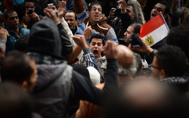 Des manifestations égyptiens lors d'un défilé contre le président Abdel Fatah al-Sissi et pour marquer les révoltes de 2011 le 25 janvier 2015 au Caire (Crédit : MOHAMED EL-SHAHED / AFP)