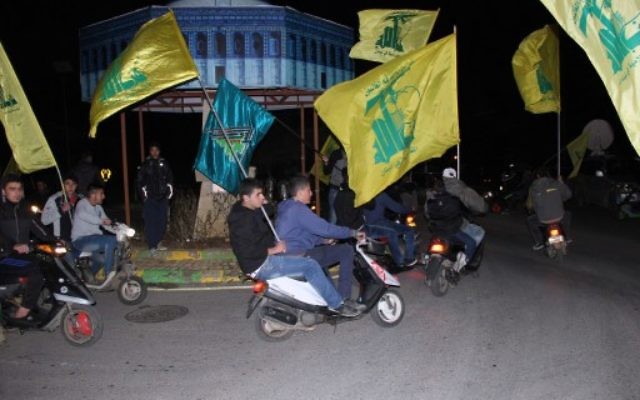 Les supporters du Hezbollah se réunissant le 28 janvier 2015 dans le village de Kfar Kila, dans le sud du Liban, pour célébrer l'attaque contre un convoi israélien (Crédit : AFP PHOTO / ALI DIA)