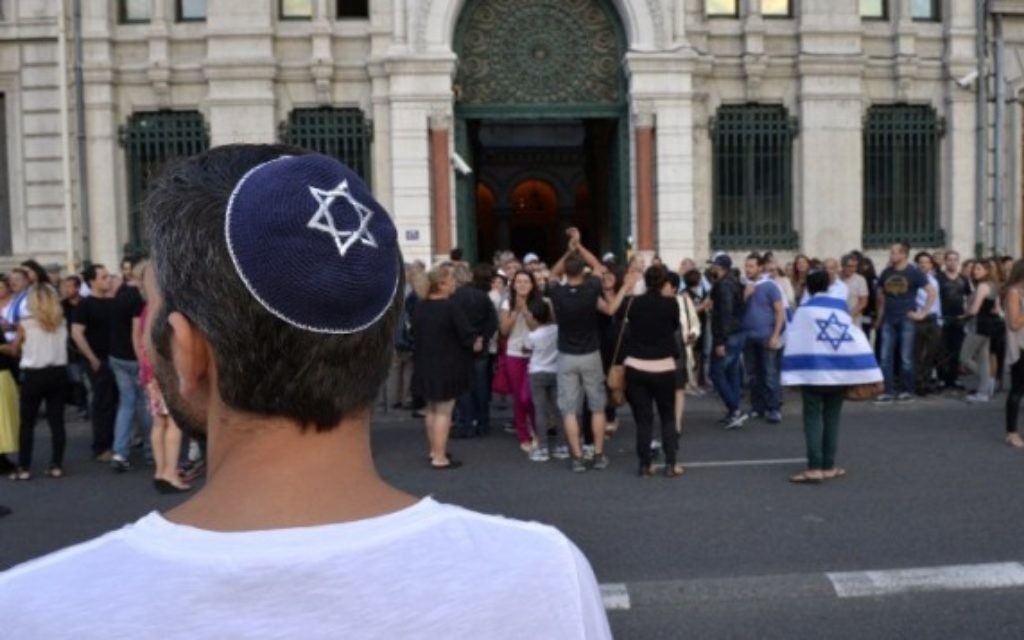 Illustration: Un homme avec une kippa regarde les gens prendre part à une manifestation organisée par le CRIF devant la synagogue de Lyon, le 31 Juillet 2014. (Crédit : Romain Lafabregue/AFP) Illustration: Un homme avec une kippa regarde les gens prendre part à une manifestation organisée par le CRIF devant la synagogue de Lyon, le 31 Juillet 2014. (Crédit : Romain Lafabregue/AFP)