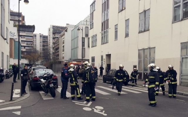 Des pompiers devant les locaux de Charlie Hebdo, le 7 janvier 2015. (Crédit : Philippe Dupeyrat/AFP)