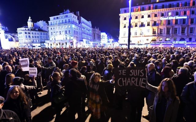 Manifestation de soutien après l'attentat contre les locaux de Charlie Hebdo - 7 janvier 2015 (Crédit : AFP) Manifestation de soutien après l'attentat contre les locaux de Charlie Hebdo - 7 janvier 2015 (Crédit : AFP)