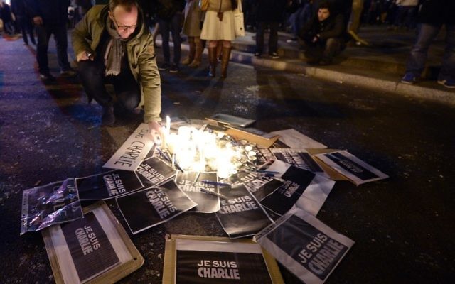 Manifestation de soutien après l'attentat contre les locaux de Charlie Hebdo - 7 janvier 2015 (Crédit : AFP) Manifestation de soutien après l'attentat contre les locaux de Charlie Hebdo - 7 janvier 2015 (Crédit : AFP)