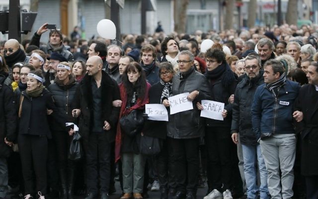La dessinatrice Corinne Rey ( à gauche) connue sous le pseudonyme de Coco, une survivante de l'attaque de Charlie Hebdo, des membres du personnel,et des membres de la familles des victimes lors de la Marche Républicaine le 11 janvier 2015 à Paris (Crédit : AFP PHOTO / PATRICK KOVARIK) La dessinatrice Corinne Rey ( à gauche) connue sous le pseudonyme de Coco, une survivante de l'attaque de Charlie Hebdo, des membres du personnel,et des membres de la familles des victimes lors de la Marche Républicaine le 11 janvier 2015 à Paris (Crédit : AFP PHOTO / PATRICK KOVARIK)