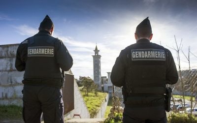 Image d'illustration : des gendarmes déployés à la mosquée de Poitiers suite à l'attaque de cette mosquée, le 12 janvier 2015. Illustration. (Crédit : Guillaume Souvant/AFP)