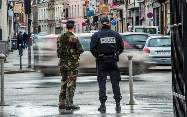 Un policier et un militaire en patrouille en France, le 13 janvier 2015. Illustration. (Crédit : Philippe Huguen/AFP)