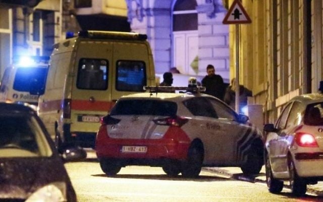 Voitures et fourgons de police sont garés dans une rue où la police a mis en place un large périmètre de sécurité dans le centre de Verviers - 15 Janvier 2015 (Crédit : AFP / BELGA / BRUNO FAHY)