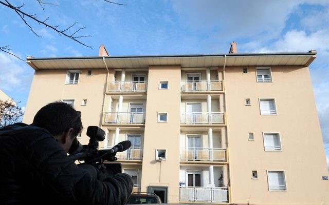 L'immeuble dans lequel les Russes tchétchènes étaient suspectés de préparer un attentat (Crédit : PASCAL GUYOT / AFP)