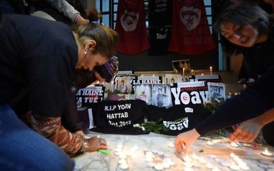 Près de 150 personnes ont rendu hommage samedi devant la grande synagogue de Tunis à Yoav Hattab (Crédit : AFP PHOTO / FETHI BELAID) - 17 janvier 2015
