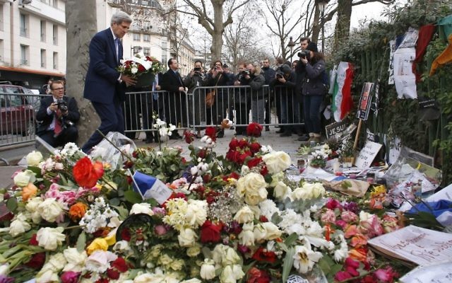 John Kerry rend hommage aux victimes des attentats de Paris - 16 janvier 2015 (Crédit : THOMAS SAMSON / AFP) John Kerry rend hommage aux victimes des attentats de Paris - 16 janvier 2015 (Crédit : THOMAS SAMSON / AFP)