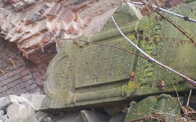 La pierre tombale de Rabbi Haim Leib Barit sur une pile de pierre tombale à la forteresse de Brest en Biélorussie (Crédit : Ilan Ben Zion/Times of Israel staff)