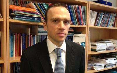 Marc Hecker dans son bureau de l'Institut des relations internationales à Paris le 13 janvier 2015 (Crédit : Elhanan Miller/Times of Israel)
