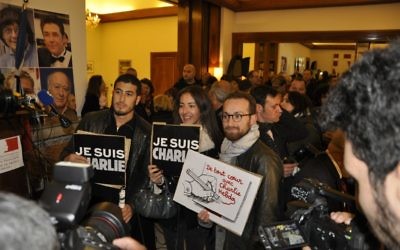 De jeunes anonymes venus rendre hommage aux victimes de Charlie Hebdo (Crédit : Illana Attali/Times of Israel)