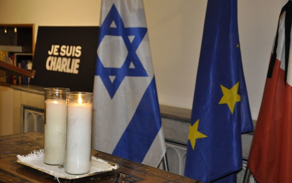 Commémoration à l'ambassade de France le 8 janvier 2015 (Crédit : Illana Attali/Times of Israel)