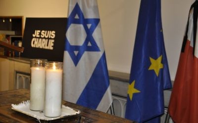 Commémoration à l'ambassade de France le 8 janvier 2015 (Crédit : Illana Attali/Times of Israel)