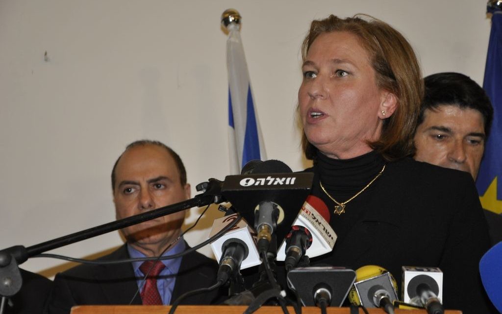 Tzipi Livni s'exprimant lors de la cérémonie de commémoration à l'ambassade de France le 8 janvier 2015 (Crédit : Illana Attali/Times of Israel)