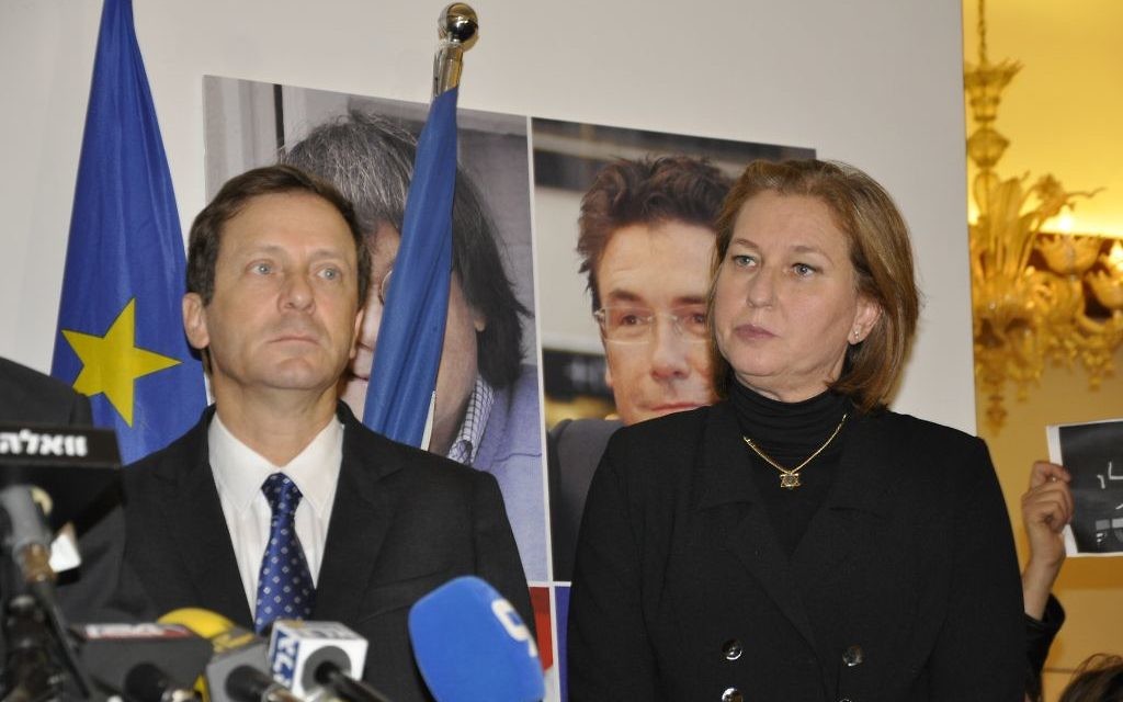 Tzipi Livni et Isaac Herzog à  la cérémonie de commémoration à l'ambassade de France le 8 janvier 2015 (Crédit : Illana Attali/Times of Israel)