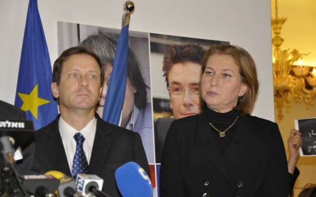 Tzipi Livni et Isaac Herzog à la cérémonie de commémoration à l'ambassade de France le 8 janvier 2015 (Crédit : Illana Attali/Times of Israel) Tzipi Livni et Isaac Herzog à la cérémonie de commémoration à l'ambassade de France le 8 janvier 2015 (Crédit : Illana Attali/Times of Israel)