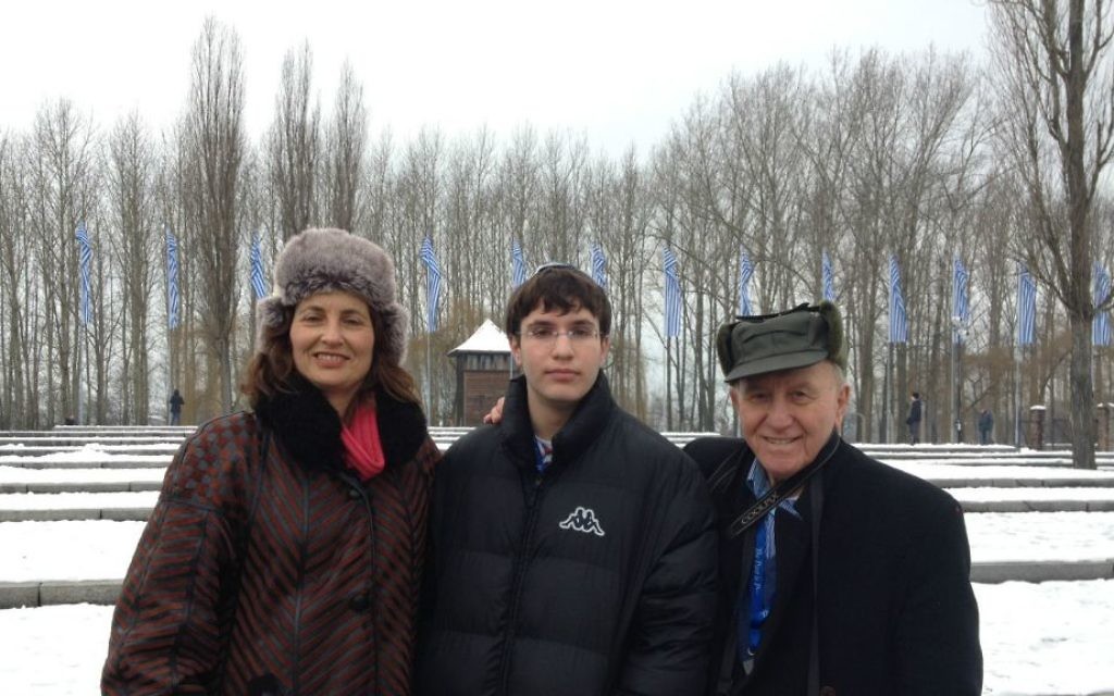 Alex Speiser, 86 ans, de Tel Aviv, accompagné de sa fille et de son petit-fils, Etti et Roi Naor, à Auschwitz le 28 janvier 2015. (Crédit : Amanda Borschel-Dan/Times of Israel)