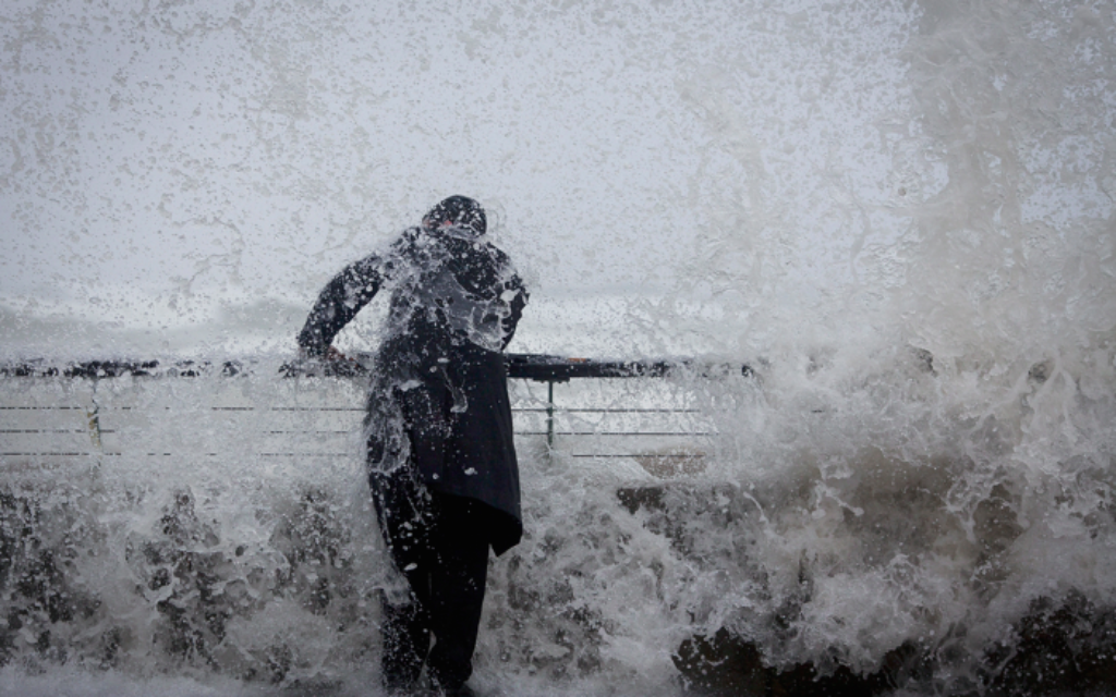 Un homme juif orthodoxe est trempé au port de Tel Aviv. Une tempête de neige devrait frapper Jérusalem et les zones environnantes plus tard cet après-midi. Le 7 janvier 2015. (Crédit : Amir Levy / FLASH90) Un homme juif orthodoxe est trempé au port de Tel Aviv. Une tempête de neige devrait frapper Jérusalem et les zones environnantes plus tard cet après-midi. Le 7 janvier 2015. (Crédit : Amir Levy / FLASH90)