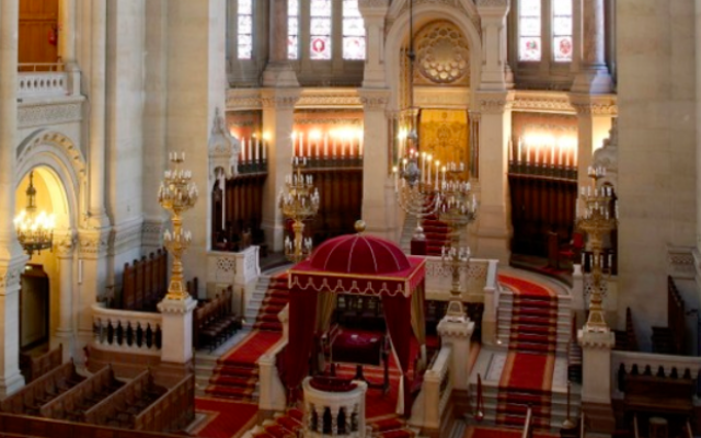 L'intérieur de la synagogue de la rue de la Victoire à Paris (Crédit : capture d'écran http://www.lavictoire.org)