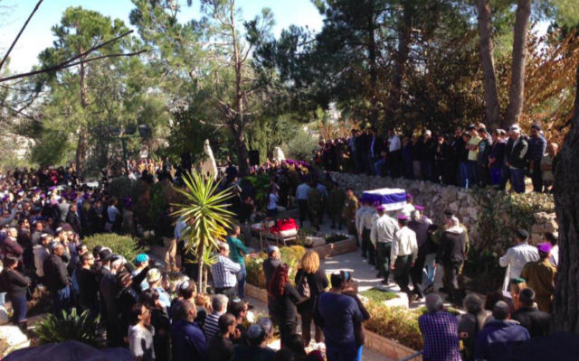 Capture d’écran des funérailles du capitaine Yochai Kalangel, 25 ans, au cimetière militaire du mont Herzl à Jérusalem - 29 janvier 2015 (Crédit : autorisation Israel news flash)