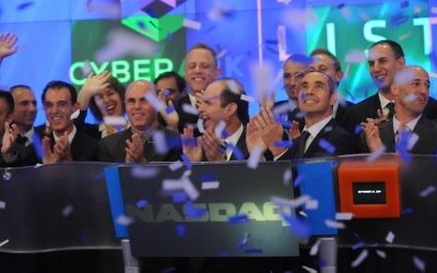 Le personnel et les responsables de CyberArk Nasdaq célèbrent leur entrée en bourse  (Crédit : Autorisation)